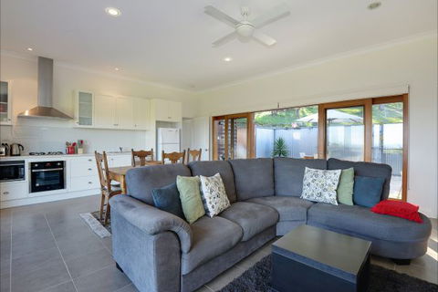 A Seascape Retreat - St Kilda Accommodation 3